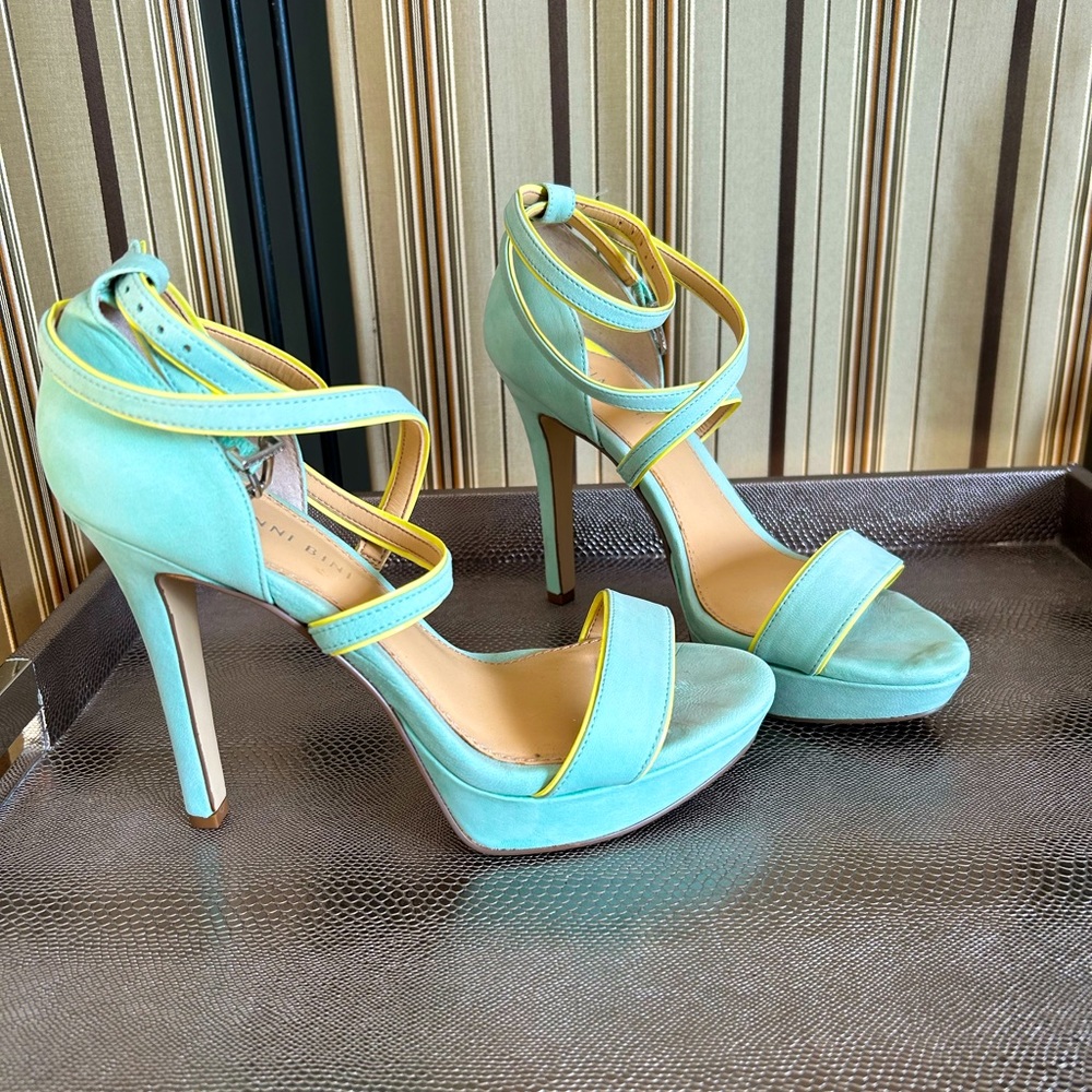 Gianni Bini platform heels in size 7.5M